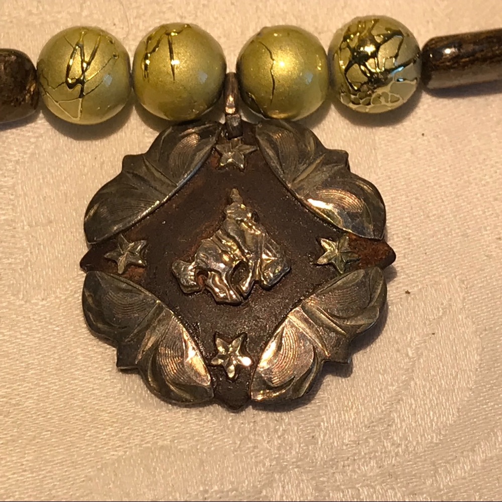 Chunky necklace with pendent.